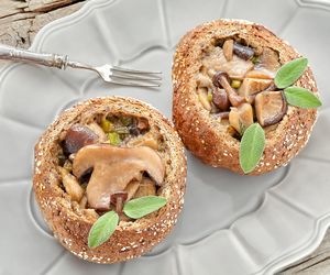 Ekstra bułeczki nadziewane pieczarkami - idealny sposób na czerstwe pieczywo!