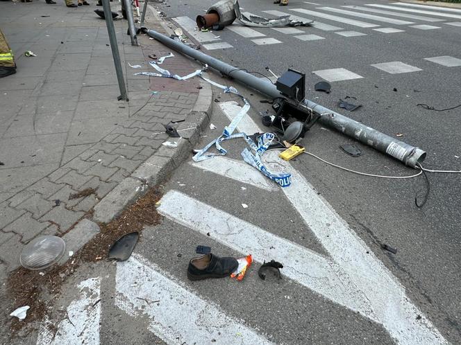 Wypadek na Mokotowie. Auto dachowało i wpadło w grupę ludzi! Są ciężko ranni