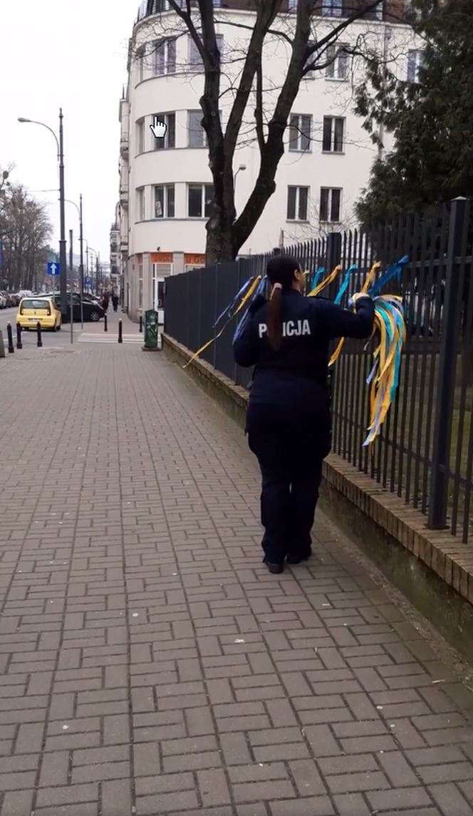 Skandaliczne zachowanie warszawskiej policjantki. Zerwała ukraińskie symbole narodowe