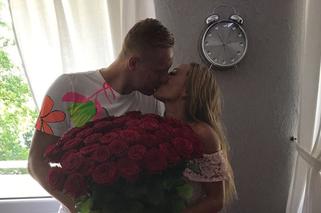 Bukiet kwiatów i soczysty buziak. Kamil Glik i jego żona świętowali rocznicę ślubu [ZDJĘCIA]