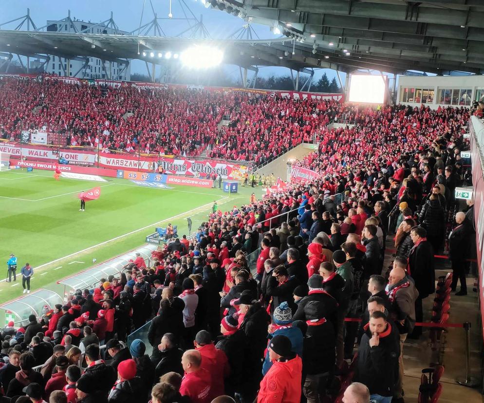 Legia vs. Widzew. Na stadionie w Łodzi zbierają się kibice