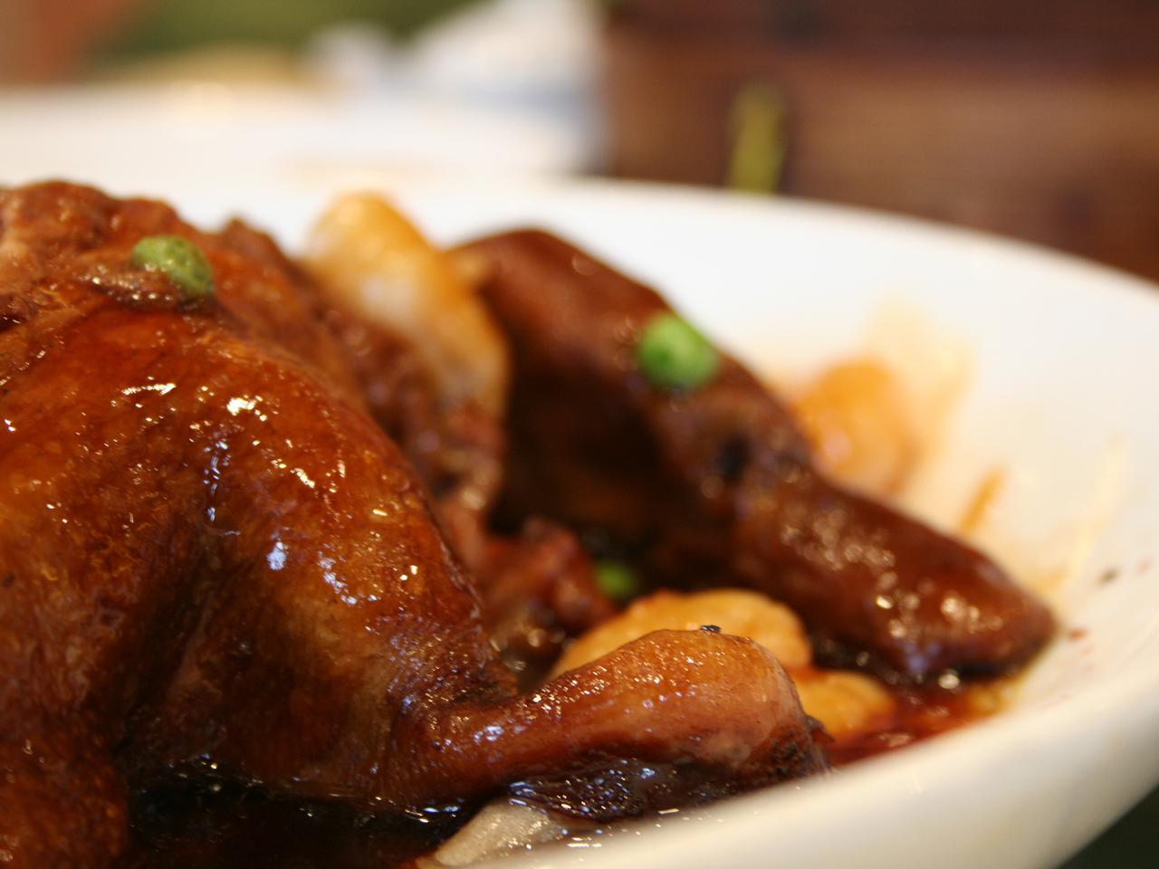 Kaczka w sosie winnym z kluseczkami z mascarpone i modrą kapustą