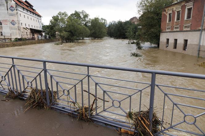 BYSTRZYCA KLODZKA CENTRUM MIASTA PO PRZEJSCIU WYSOKIEJ FALI POWODZIOWEJ NA NYSIE KLODZKIEJ 