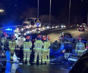 Auto rosyjskiej ambasady dachowało w Warszawie! Odłamki uszkodziły inne pojazdy