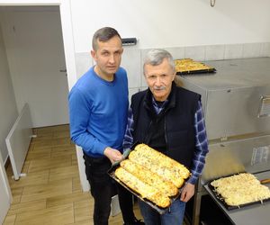 Kultowe zapiekanki z Biłgoraja. Przez 30 lat nic się nie zmieniło w recepturze. Pachną i smakują tak jak wtedy