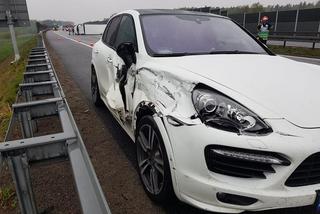 Kolizja na tarnowskim odcinku autostrady. Porsche nie dało rady ciężarówce