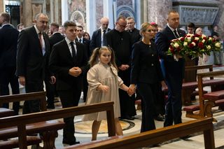 Rodzina Nawrockich przy grobie papieża Polaka