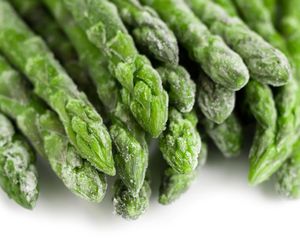 Jak mrozić szparagi, żeby po rozmrożeniu były jak świeże? Sprawdź, co zrobić, by nie straciły jędrności ani smaku!