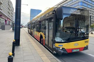 Dramatyczny wypadek w Śródmieściu! Osobówka i autobus roztrzaskane