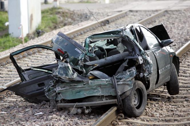 Janówek: Pociąg uderzył w auto pod Nowym Dworem Mazowieckim. Stały pociągi z Warszawy do Gdańska ZDJĘCIA