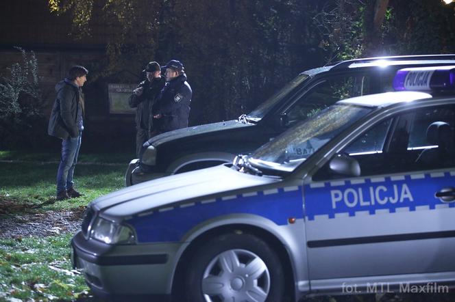 M jak miłość odc. 1200. Franek (Piotr Nerlewski), policjant Staszek (Sławomir Holland)