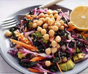 Marokańska sałatka z ciecierzycą i marchewką – bezglutenowa, łatwa i zdrowa