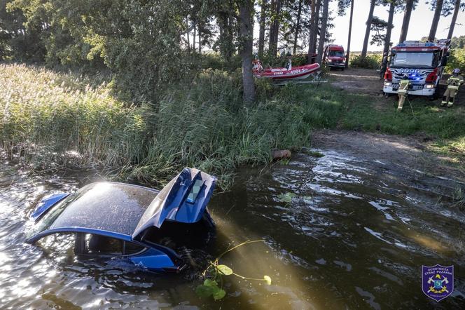 Niespotykana sytuacja na mazurskim jeziorze. Strażacy wyłowili luksusowe auto [ZDJĘCIA]