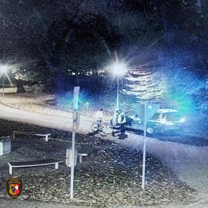 Strażnicy Miejscy Zatrzymali Mężczyznę Który W Centrum Leszna Podrzucał śmieci Leszno Eskapl 1056