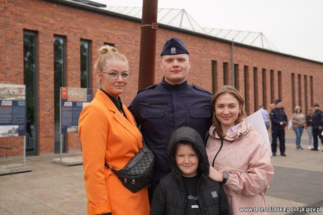 Dolnośląska policja przyjęła aż 37 nowych funkcjonariuszy. Zobacz zdjęcia i nagranie ze ślubowania