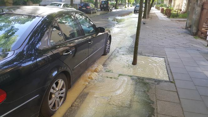 Potok wody na ul. Zamoyskiego w Bydgoszczy [ZDJĘCIA]