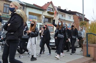 NIE JESTEŚMY INKUBATORAMI w Starachowicach też protestowali przed biurami posłów PiS 