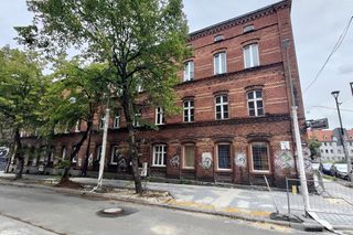 Horror na imprezie. Krystian został znienacka skatowany. Bandzior skakał mu po głowie