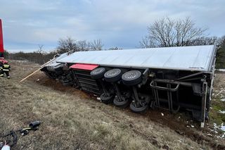 Zderzenie dwóch ciężarówek na S10 w Toruniu