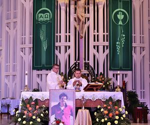 Polonia modliła się przy relikwiach pierwszego świętego millenialsa