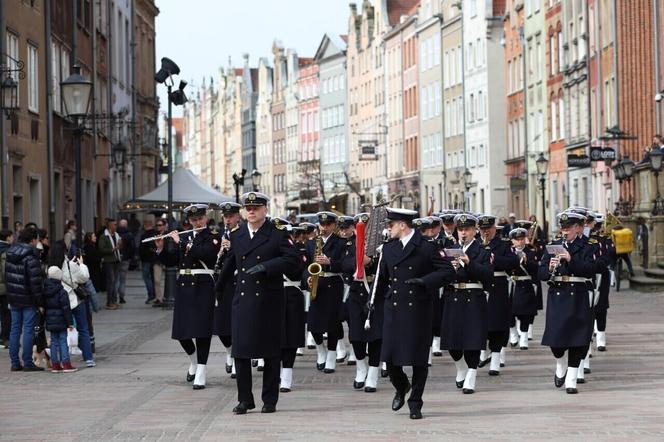 Powrót Gdańska w granice Polski. Flaga państwowa RP zawisła na Dworze Artusa