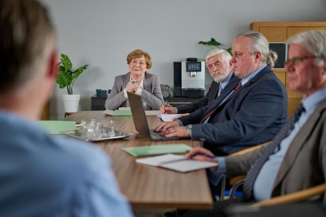 Na Wspólnej odc. 4077. Krystyna Agier (Małgorzata Knothe), Lew Nalepa (Przemysła Sadowski)