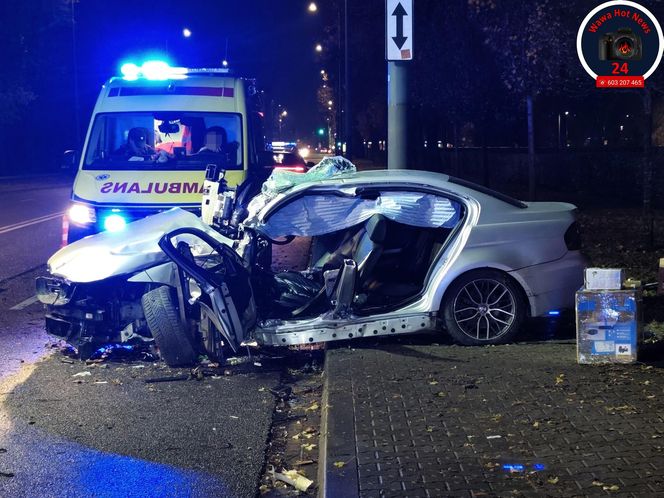 Potworny wypadek w Warszawie. BMW roztrzaskane o drzewo, kierowca zakleszczony