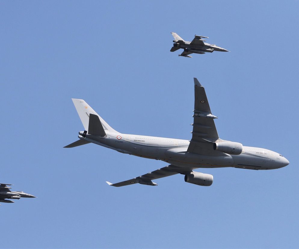 Samolot transportowo-tankujący Airbus A330 MRTT w locie z dwoma myśliwcami F-16 na tle błękitnego nieba. Scena podkreśla zdolności tankowania w powietrzu i zwiększony zasięg operacyjny, o których przeczytasz więcej na naszym portalu.