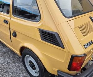 Wyjątkowy Maluch trafił do sprzedaży. To Fiat 126p z 1989 roku 