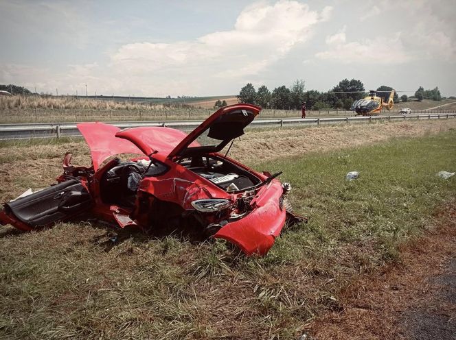 Porsche dachowało przy S19. Dwie osoby ranne