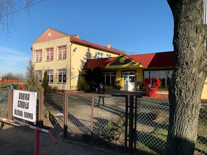 Szkoła w Ostrowążu