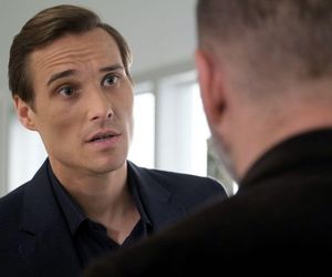 M jak miłość odc. 1879. Olek (Maurycy Popiel), szef Mirosław Wójcik (Jakub Kornacki)