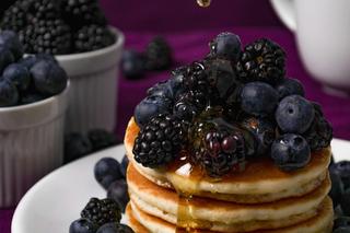 Syrop z agawy dobrze komponuje się ze świeymi owocami 