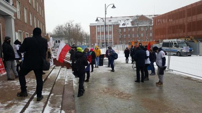 Akcja wsparcia dla nauczycielki z Tczewa, której grozi zakaz wykonywania zawodu za udział w Strajku Kobiet