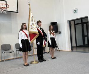 Pierwsza Dama uczciła z uczniami 100 lat od nadania imienia Stefana Batorego Szkole Podstawowej w Liwie