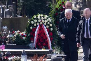 Kaczyński na grobie ukochanej mamy [ZDJĘCIA]