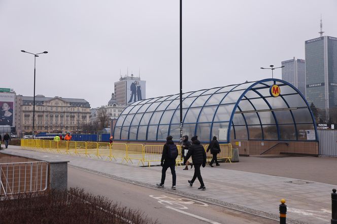 Budowa łąki kwietnej przy wejściu do metra Centrum w Warszawie