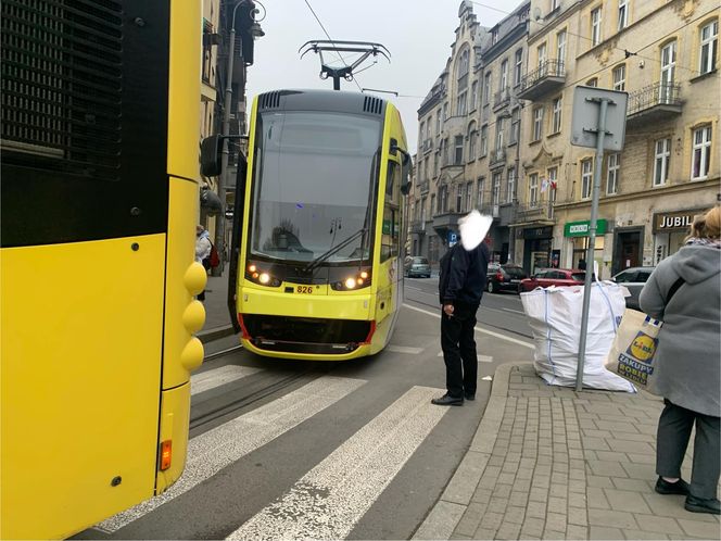 Groźna kolizja w Katowicach. Autobus zderzył się z tramwajem. Ruch tramwajowy został wstrzymany