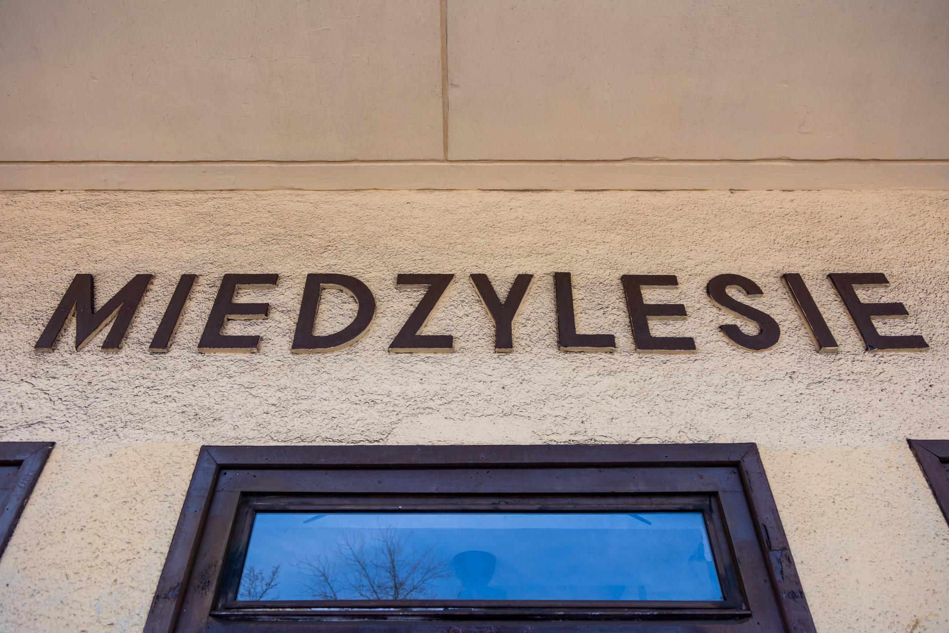 Warszawskie stacje kolejowe - zdjęcia. Zobacz najpiękniejsze z nich! Ochota, Powiśle, Międzylesie i inne - oto perły wśród dworców i peronów