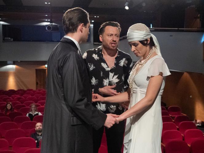 Na Wspólnej odc. 3273. reżyser Halicki (Adam Szczyszczaj), aktorka (Sylwia Gola), aktor (Michał Sacharczuk)