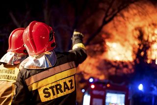 Pożar hali pod Warszawą. Strażacy walczą z ogniem. Czy są poszkodowani?