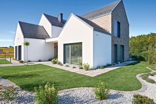 Dom z różnymi elewacjami i wysokimi wnętrzami