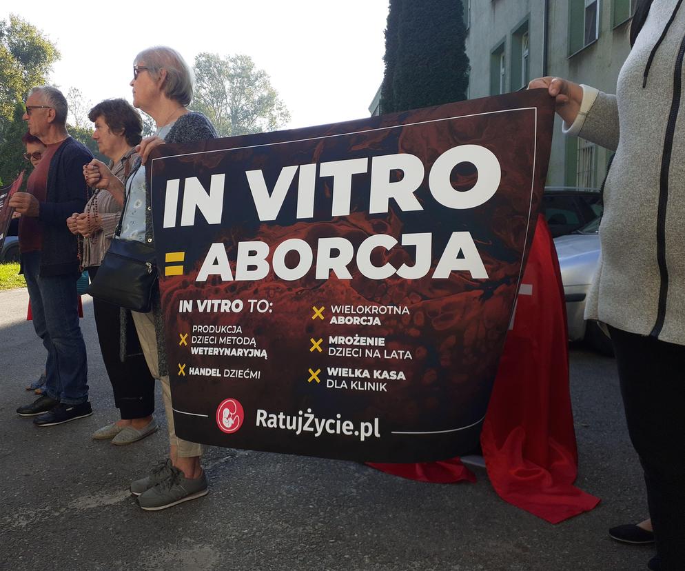In vitro = się aborcja. Pikieta przed Urzędem Miejskim w Starachowicach