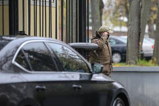 Naczelnik założył maskę