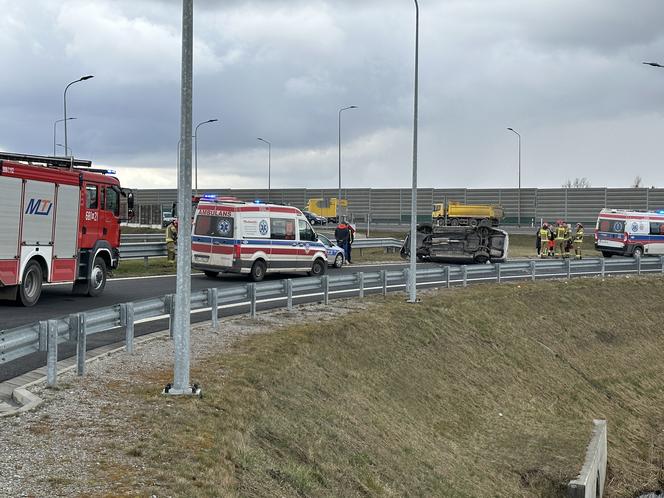 Horror w powiecie wołomińskim. Przerażający wypadek. Honda koziołkowała przez kilkadziesiąt metrów