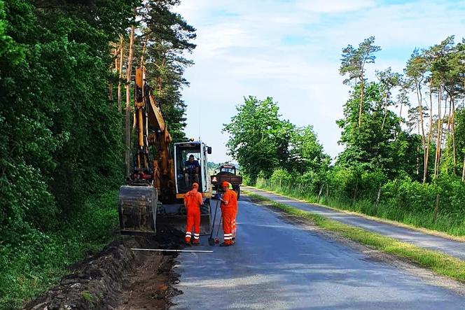 Droga do Grodziska będzie szersza. Ruszyły prace na kilometrowym odcinku szosy w gminie Osieczna