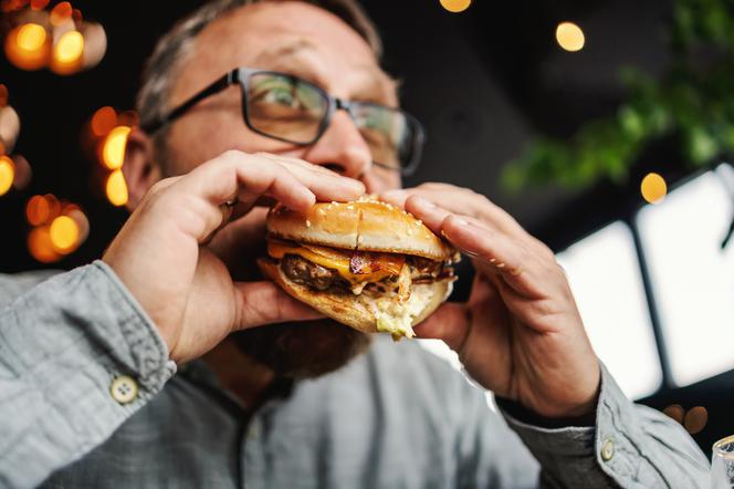 zbliżenie na mężczyznę jedzącego hamburgera