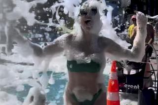 Dorota Gardias wije się w pianie, ubrana w skąpe bikini