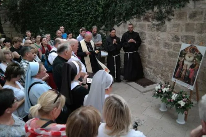  Kalisz: do bazyliki wprowadzono relikwie  z Groty Świętej Rodziny w Nazarecie