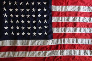 W Bydgoszczy można zobaczyć wyjątkową flagę Stanów Zjednoczonych. Jest o 20 lat starsza od tej, która poleciała na Księżyc